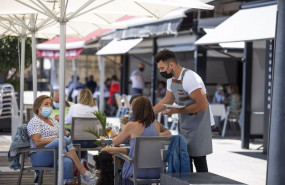 ep varias personas en una terraza del paseo maritimo de la playa de sanxenxo a 4 de junio de 2021 en ep varias personas en una terraza del paseo maritimo de la playa de sanxenxo a 4 de junio de 2021 en