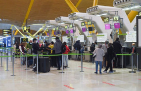 ep varias personas facturan en el aeropuerto de adolfo suarez un dia previo a la nochebuena a 23 de