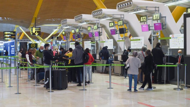 ep varias personas facturan en el aeropuerto de adolfo suarez un dia previo a la nochebuena a 23 de