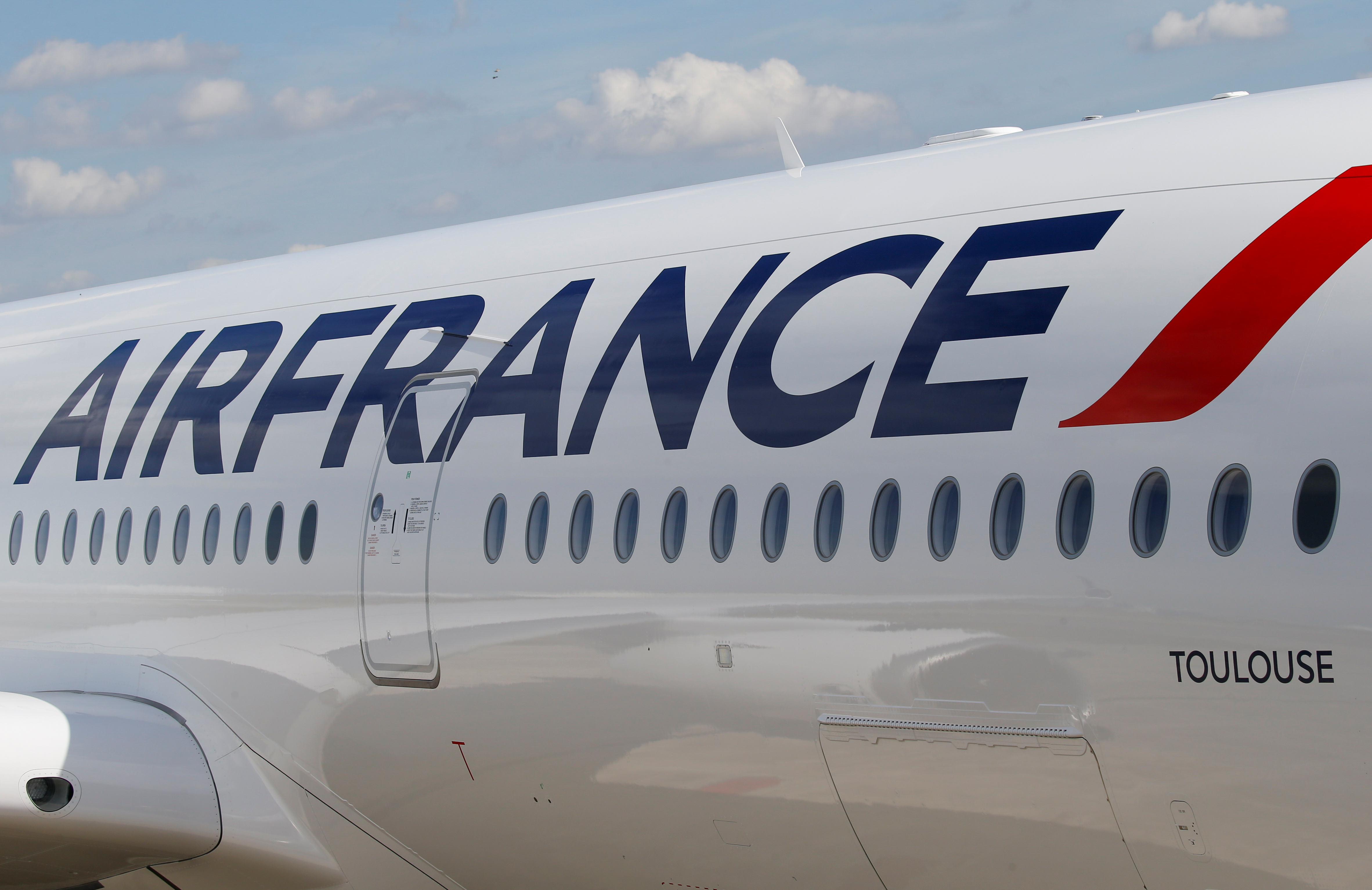 Air France prevé cancelar 3.600 vuelos en marzo por el virus