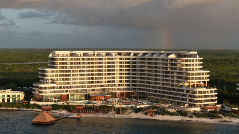 Ubicado al norte de Cancún, en el tranquilo enclave de Costa Mujeres, el resort introduce una sofisticada nueva expresión del lujo en el Caribe mexicano. costa mujeres