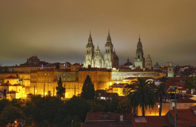 ep archivo   al fondo la catedral de santiago