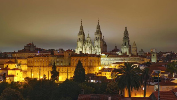 ep archivo   al fondo la catedral de santiago