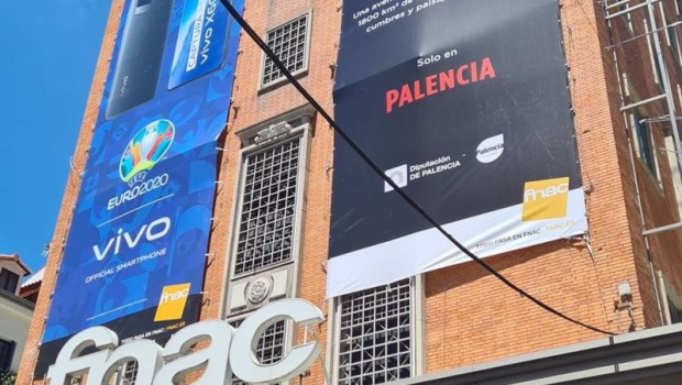 ep archivo   cartel promocional de la diputacion de palencia en la fachada de fnac