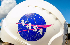 ep archivo   casco de uno de los trabajadores de la estacion de seguimiento de satelites de nasa y