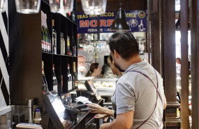 ep archivo   dos camareros cobran las cuentas de los clientes