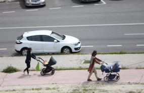 ep archivo   dos mujeres pasean con sus bebes en carrito durante el segundo dia de desconfinamiento