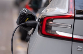 ep archivo   un coche cargandose en un punto de carga publico para coches electricos