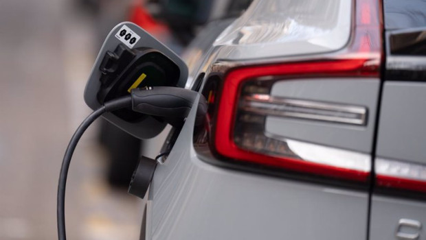 ep archivo   un coche cargandose en un punto de carga publico para coches electricos
