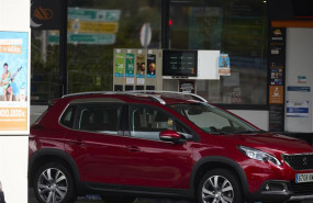 ep archivo   un coche reposta en una gasolinera a 31 de agosto de 2024 en madrid espana