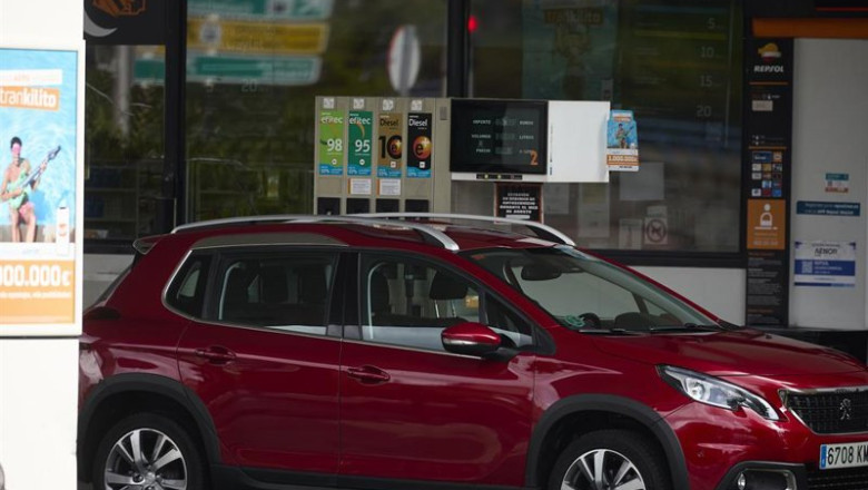 ep archivo   un coche reposta en una gasolinera a 31 de agosto de 2024 en madrid espana