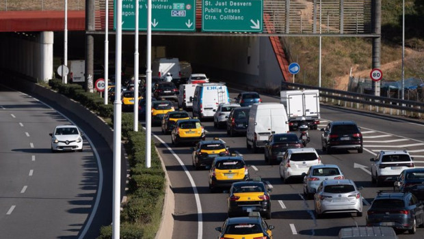 ep archivo   un grupo de taxis a la altura de esplugues de llobregat durante una marcha lenta de