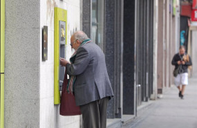 ep archivo   un hombre mayor saca dinero de un cajero