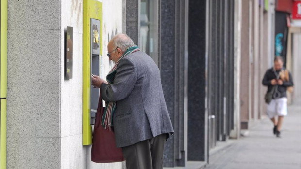 ep archivo   un hombre mayor saca dinero de un cajero