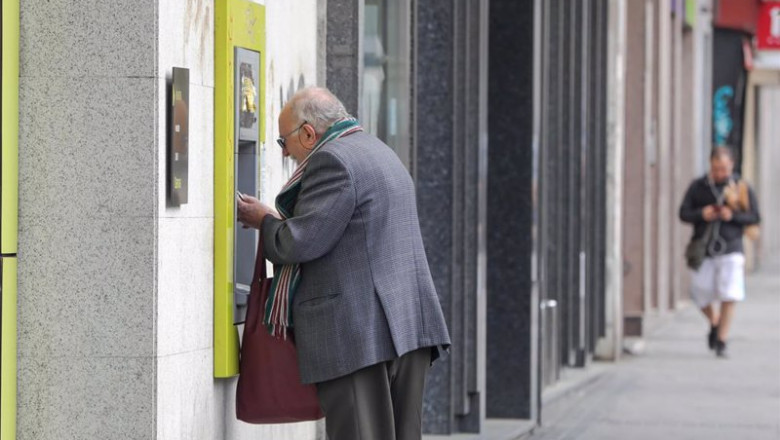 ep archivo   un hombre mayor saca dinero de un cajero