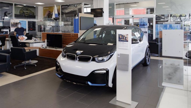 ep archivo   un vehiculo expuesto en un concesionario bmw