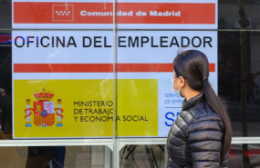 ep archivo   una mujer pasa por delante de una oficina de empleo 20231213142004