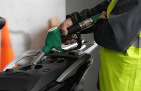 ep archivo   una persona echa combustible a 4 de marzo de 2026 en barcelona catalunya espana el