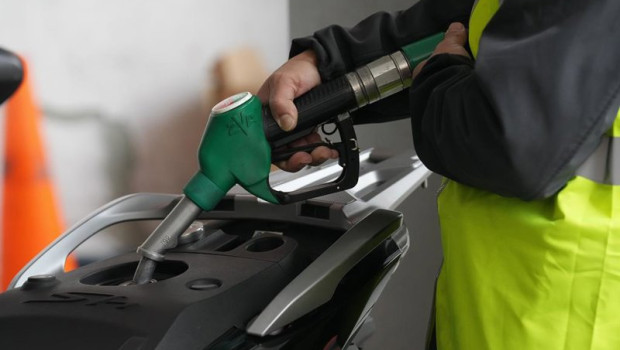 ep archivo   una persona echa combustible a 4 de marzo de 2026 en barcelona catalunya espana el