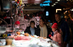 ep archivo varias personas miran el genero expuesto en el mercado de la boqueria a 14 de diciembre ep archivo varias personas miran el genero expuesto en el mercado de la boqueria a 14 de diciembre