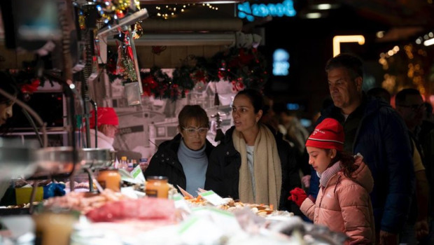 ep archivo varias personas miran el genero expuesto en el mercado de la boqueria a 14 de diciembre ep archivo varias personas miran el genero expuesto en el mercado de la boqueria a 14 de diciembre