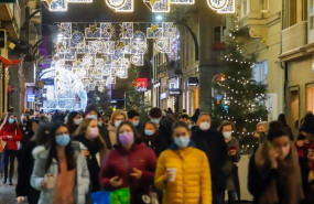 ep archivo   varias personas pasean por calles comerciales en navidad
