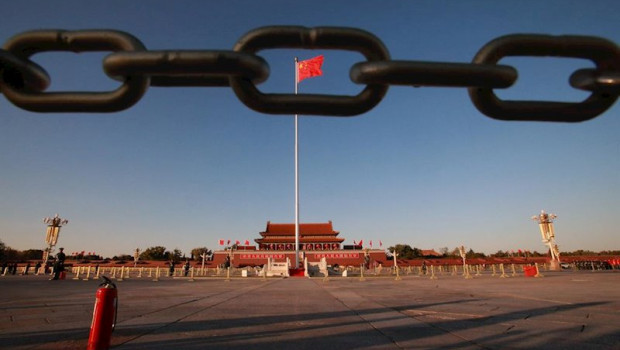 ep bandera china ondeando en la plaza de tiananmen de pekin