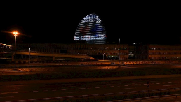 ep bbva ha iluminado el emblematico edificio de la vela ubicado en su sede corporativa de madrid