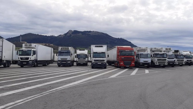 ep camiones aparcados en orejo en el poligono de cudeyo en el centro logistico de supermercados lupa