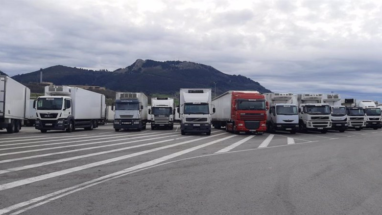 ep camiones aparcados en orejo en el poligono de cudeyo en el centro logistico de supermercados lupa