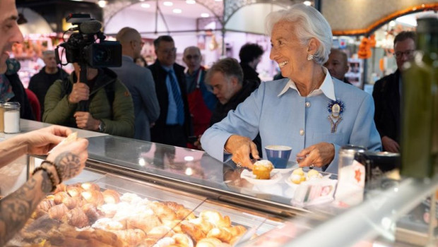 ep christine lagarde visitando un mercado en florencia italia