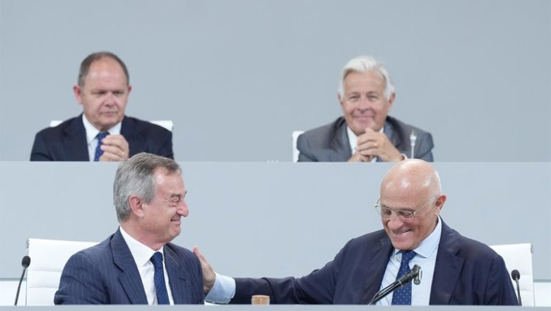 El CEO del Banco Sabadell, César González-Bueno (i), y el presidente del Banco Sabadell, Josep Oliu (c), durante la junta general extraordinaria de accionistas de Banco Sabadell, a 6 de agosto de 2025, en Sabadell, Barcelona, Catalunya (España). | David Zorrakino - Europa Press ep el ceo del banco sabadell cesar gonzalez bueno i y el presidente del banco sabadell josep oliu c