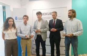 ep el consejero de ciencia industria y empleo de asturias borja sanchez   centro   junto al director