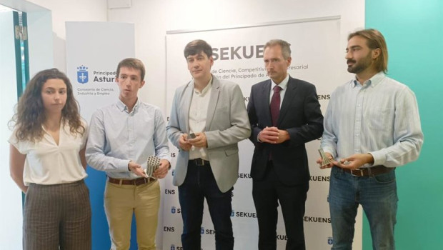ep el consejero de ciencia industria y empleo de asturias borja sanchez   centro   junto al director