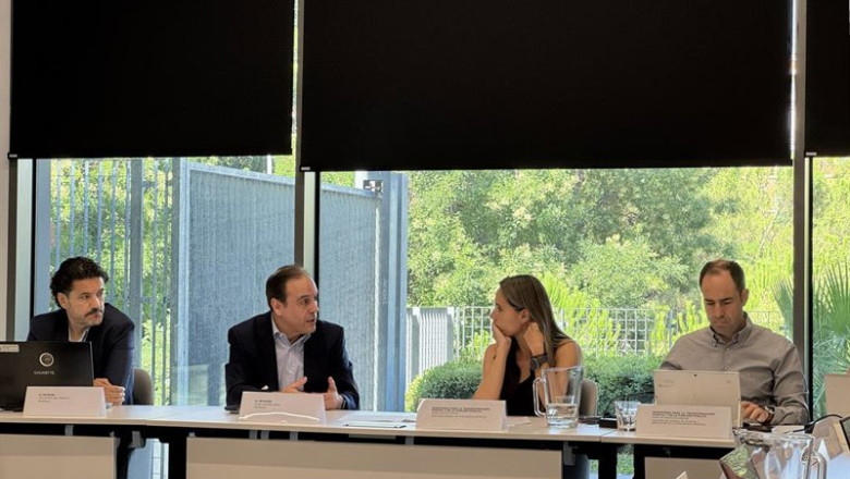 El presidente de AI-Network, Tomás Martínez, y la directora general de Inteligencia Artificial, Aleida Alcaide, en la III Mesa Público-Privada sobre el Estado de la IA en España | AI-NETWORK ep el presidente de ai network tomas martinez y la directora general de inteligencia artificial