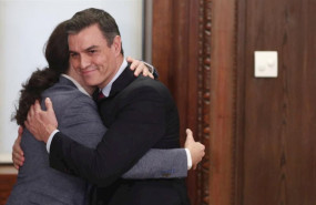 ep el presidente del gobierno en funciones pedro sanchez abraza al secretario general de podemos