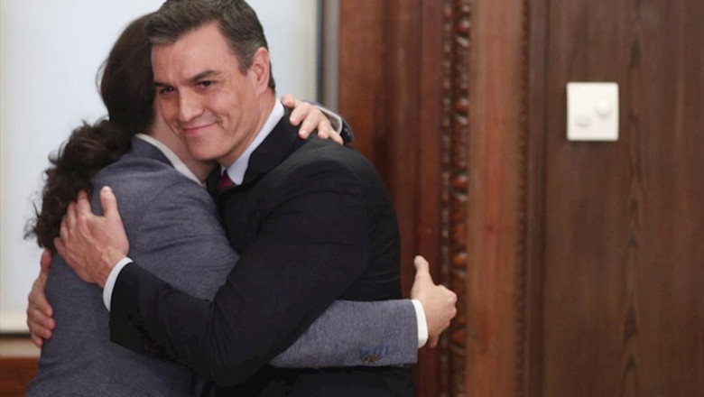 ep el presidente del gobierno en funciones pedro sanchez abraza al secretario general de podemos