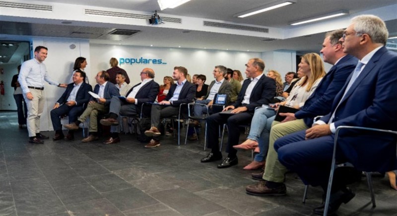 El secretario general del PP, Teodoro García Egea, junto con los directores de campaña regionales y provinciales del PP. | TAREK/PP ep el secretario general del pp teodoro garcia egea junto con los directores de campana regionales y
