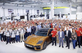 ep empleados de la planta de leipzig junto al porsche panamera turbo e hybrid 2023 porsche ag