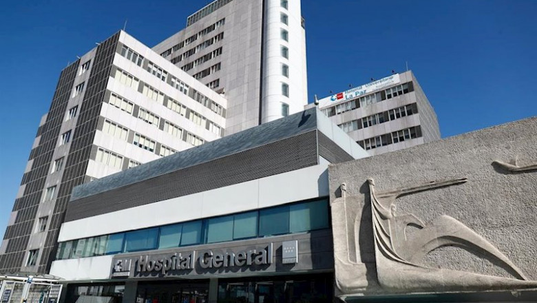 ep fachada del hospital la paz centro en cuyas dependencias se ha instalado una carpa que sirve como ep fachada del hospital la paz centro en cuyas dependencias se ha instalado una carpa que sirve como