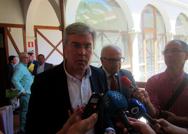 Fernández de Moya, junto a Parras, atiende a los periodistas. | EUROPA PRESS ep fernandezmoya juntoparras atiendelos periodistas