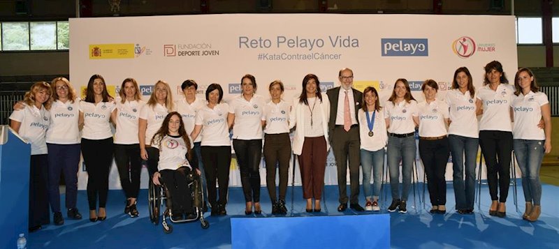 ep foto de familia de sandra sanchez y maria jose rienda con las componentes del reto pelyao vida