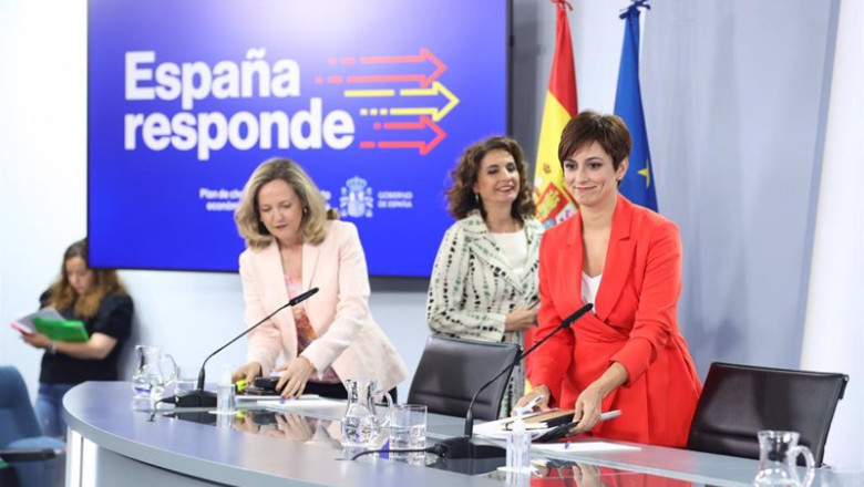 (I-D) La ministra Portavoz, Isabel Rodríguez; la ministra de Hacienda y Función Pública, María Jesús Montero y la vicepresidenta primera y ministra de Asuntos Económicos y Transformación Digital, Nadia Calviño. | Eduardo Parra - Europa Press ep i d la ministra portavoz isabel rodriguez la ministra de hacienda y funcion publica maria jesus