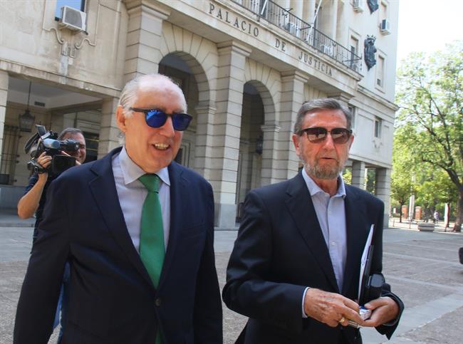 Javier Torres Vela y Manuel Gracia, tras declarar como testigos en los ERE | EUROPA PRESS ep javier torres velamanuel gracia tras declarartestigoslos ere