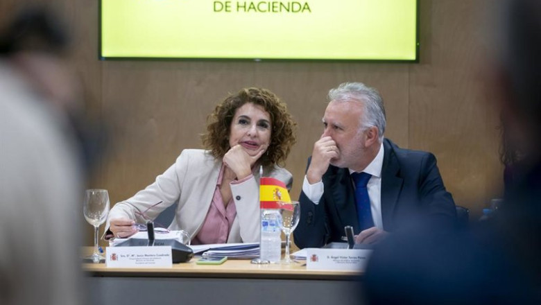 ep la vicepresidenta primera y ministra de hacienda maria jesus montero y el ministro de politica