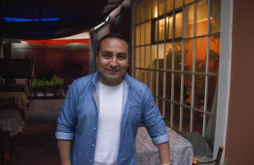 ep luis guillermo naranjo un venezolano refugiado en bolivia y que ahora regenta un restaurante en