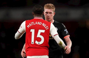 ep maitland-niles y de bruyne se saludan durante el arsenal-manchester city de la premier 2019-2020