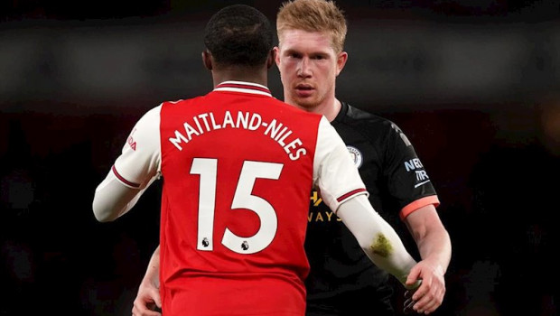 ep maitland-niles y de bruyne se saludan durante el arsenal-manchester city de la premier 2019-2020