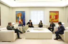 ep pedro sanchezla ministratrabajo magdalena valerio recibenmoncloalos secretarios generalesccoougt unai sordopepe alvarez ypresidentesceoecepyme juan rosellantonio garamendi