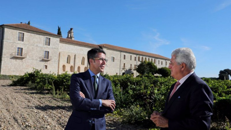 Presentación en Abadía Retuerta de la conexión de la bodega a la energía solar. | IBERDROLA. ep presentacion en abadia retuerta de la conexion de la bodega a la energia solar
